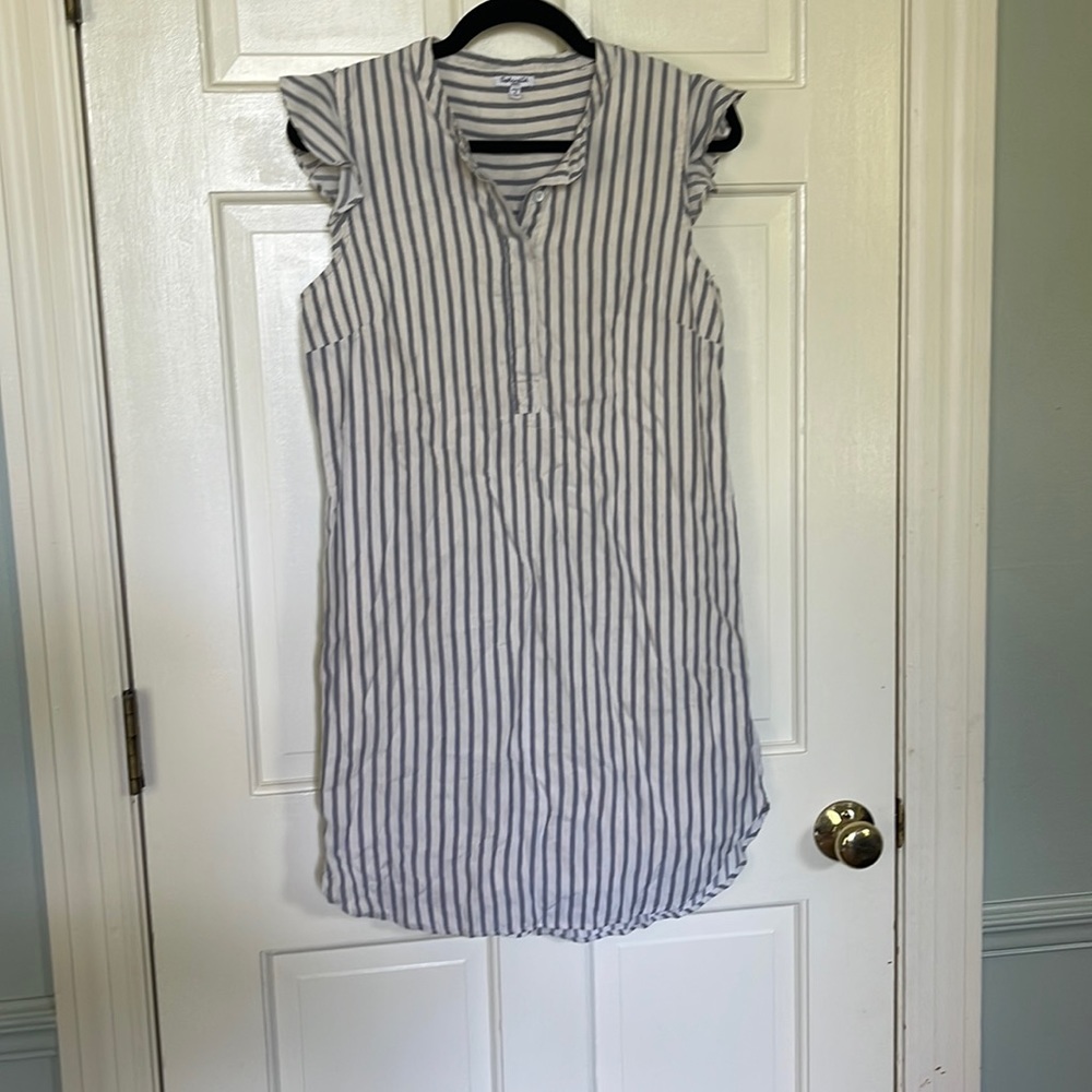 Splendid dress. Fully lined. Functional buttons on the front top.